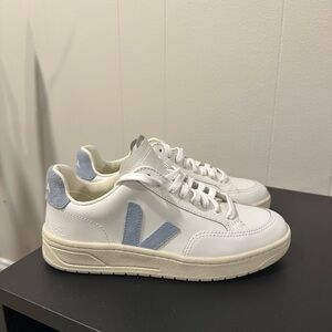 NWOT Veja Campo Leather Sneakers